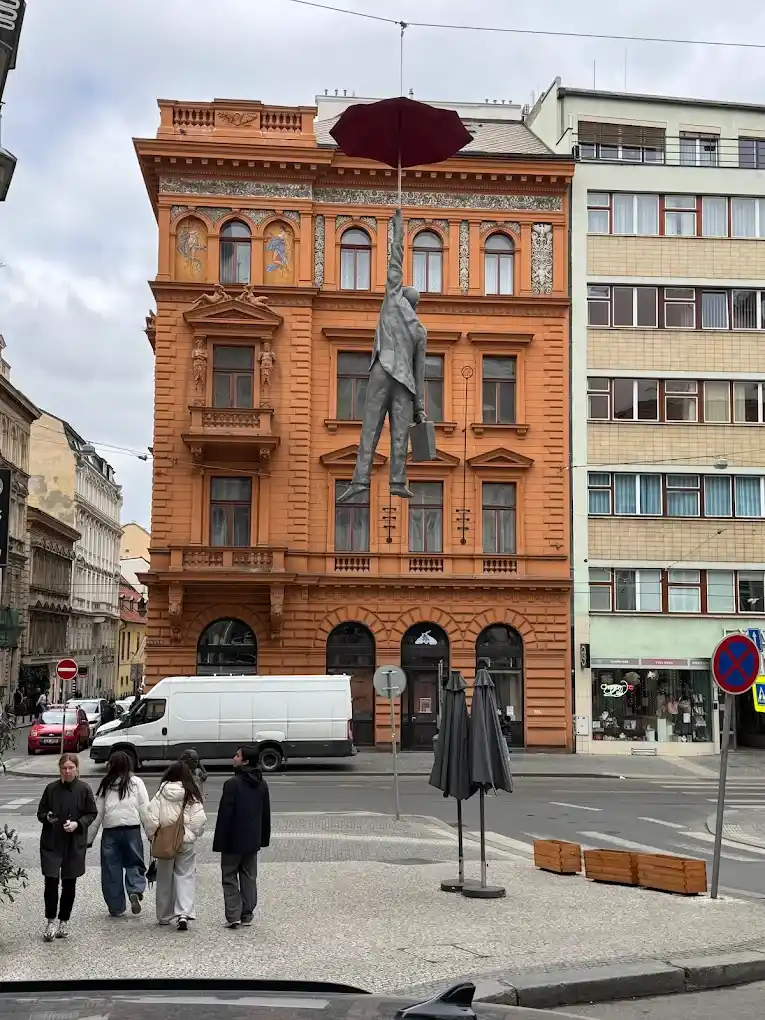 estatua del hombre del paragua en praga