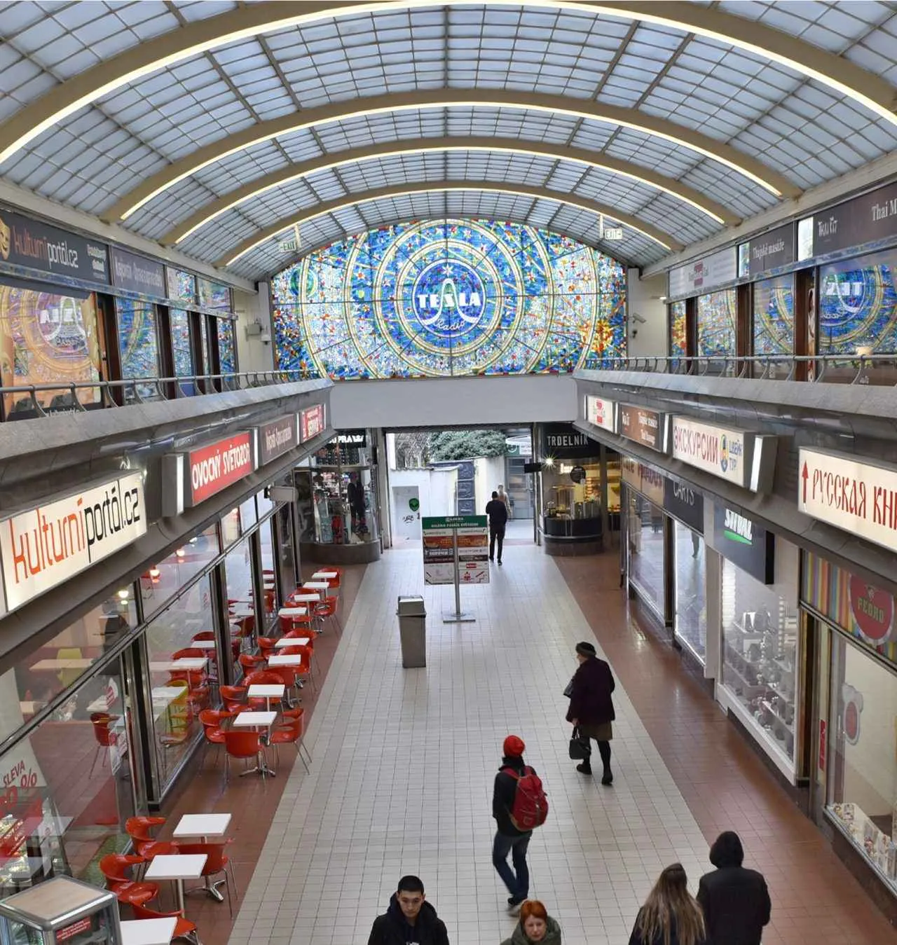 foto actual del pasaje svetozor y el vitral de tesla en praga