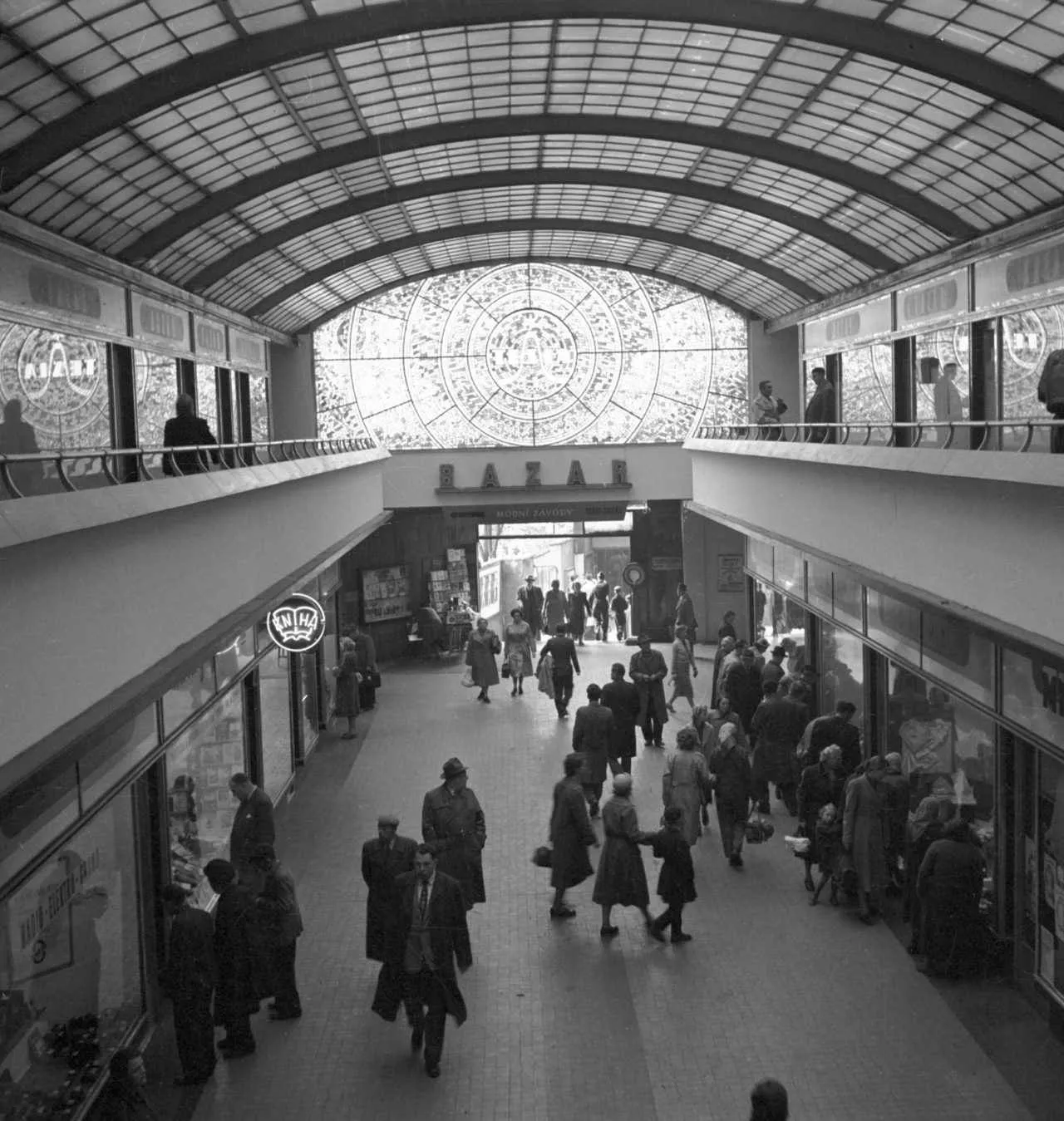 foto antigua en blanco y negro del pasaje svetozor y el vitral de tesla en praga